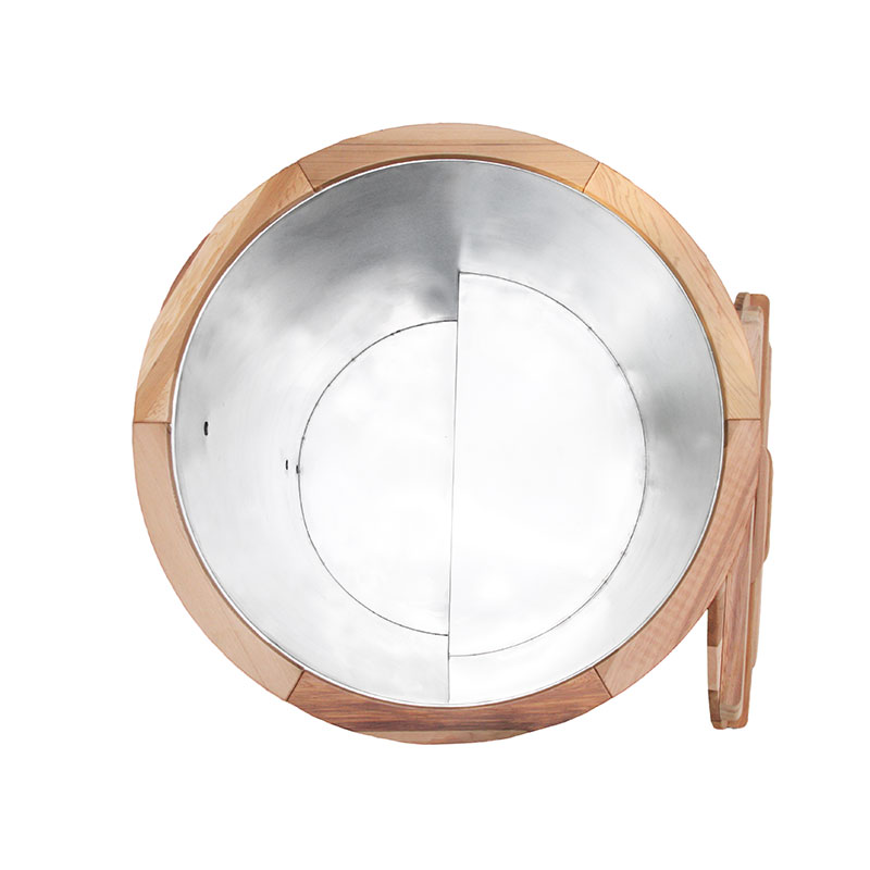 Cada din lemn cu adâncime rece